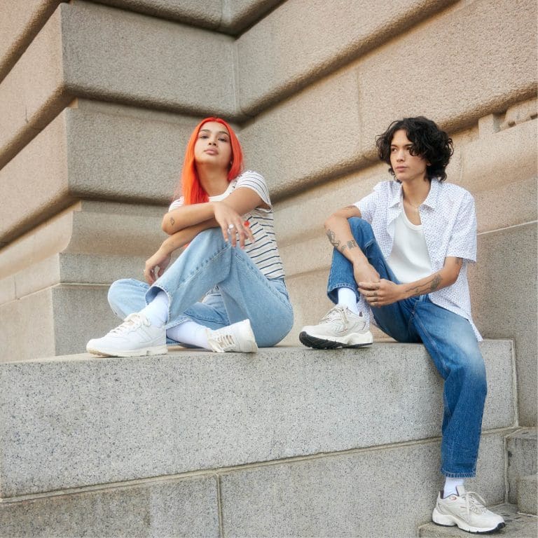 Zwei Personen in Kleidung von Levis