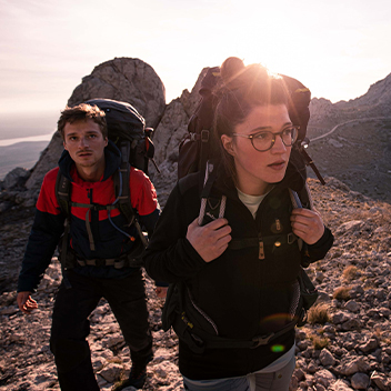 Zwei Personen outdoor mit Rucksack und Kleidung von GLOBETROTTER